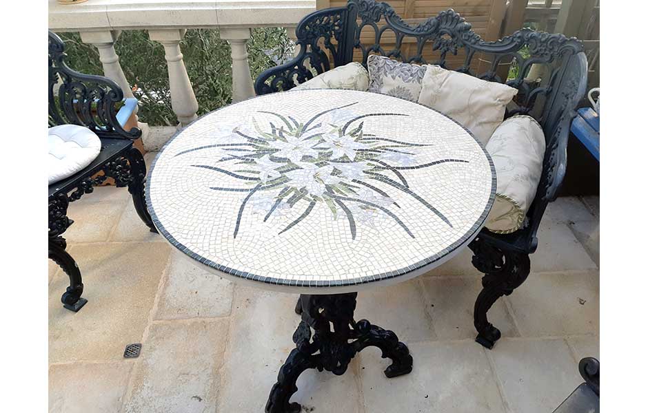 réalisation de mosaique pour table en extérieur