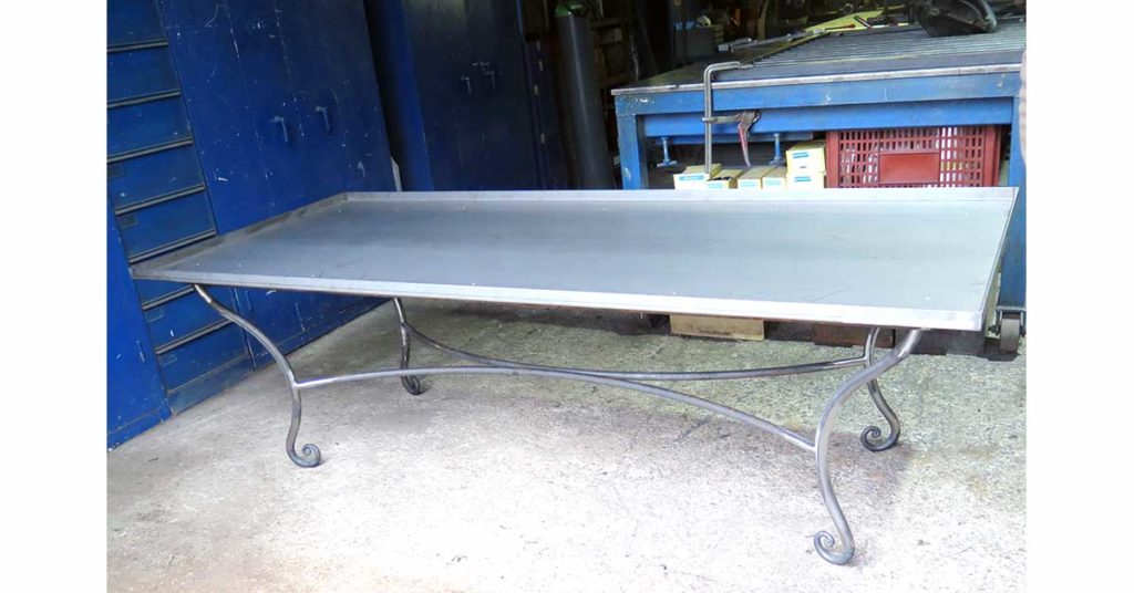 Table en pierre de jardin