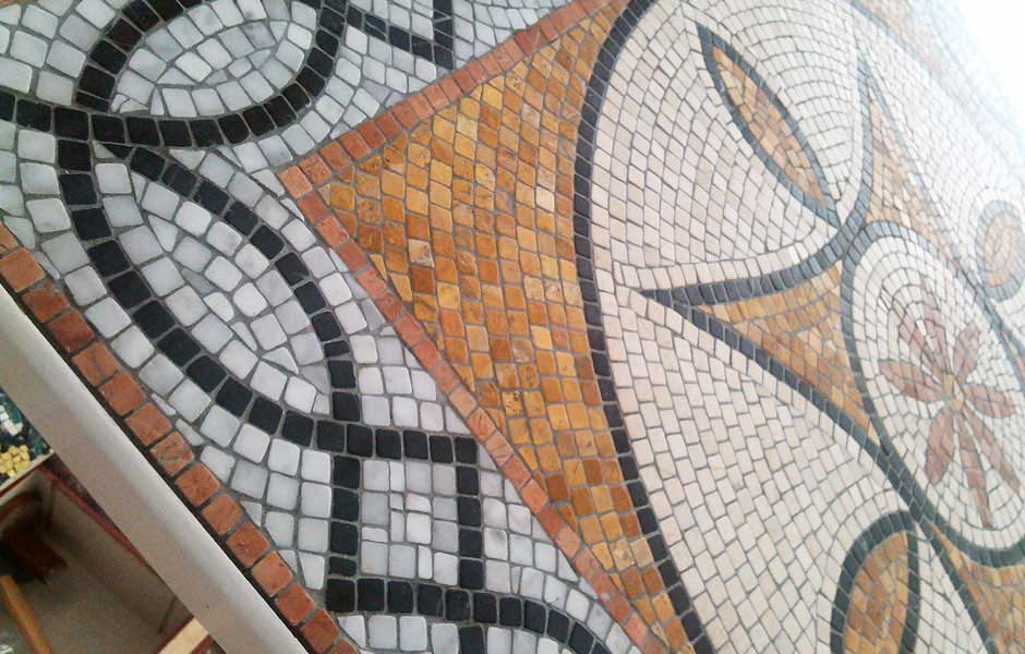 Mosaique gréco-romaine en marbre poli. Rachel, mosaiste à Nice