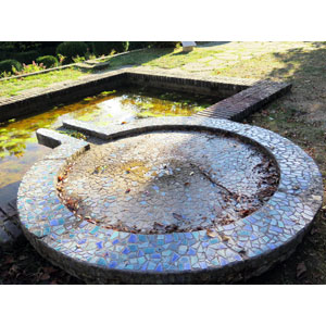 bassin mosaique dans jardin art déco