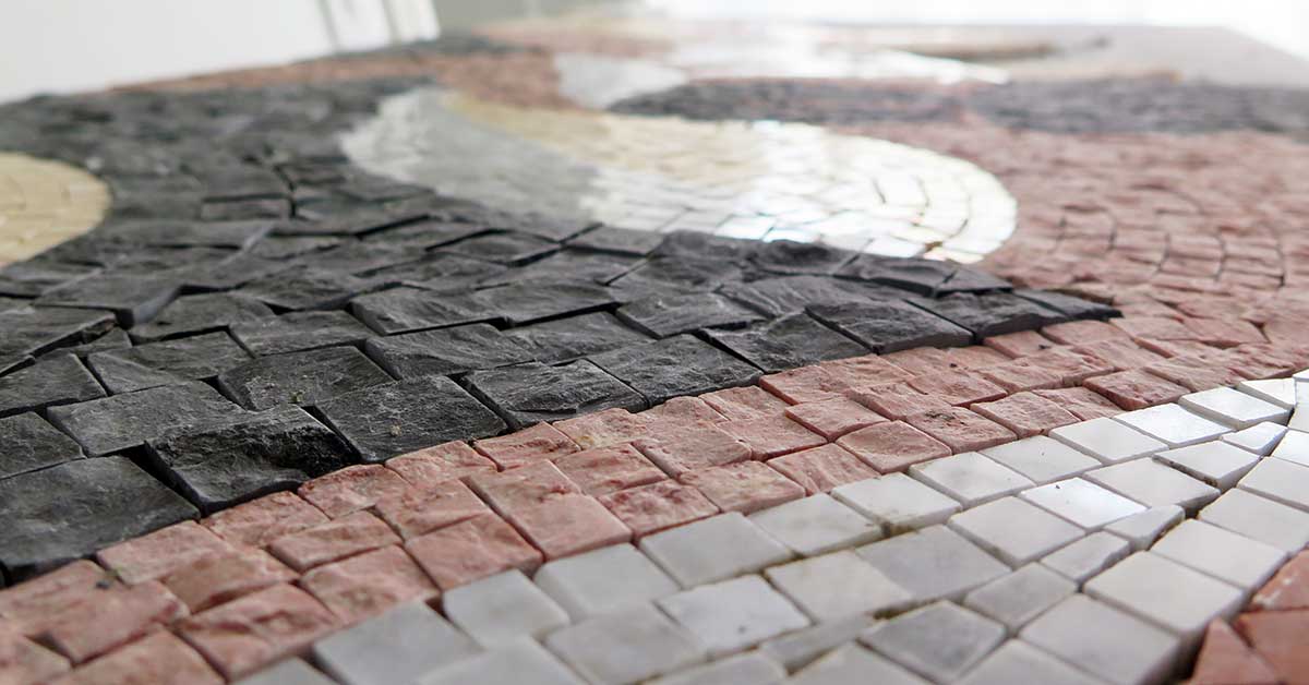 Décor en mosaique pour un hall de résidence